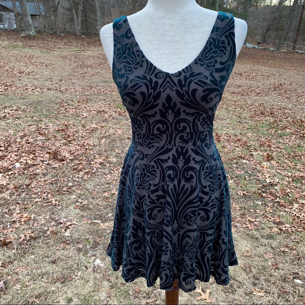 AQUA BRAND DRESS MINI SLEEVELESS GREEN BLACK V-NECK & BACK Size S
